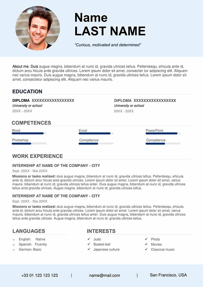Persoană redactând un CV în limba română și în limba engleză, cu sprijinul unui specialist