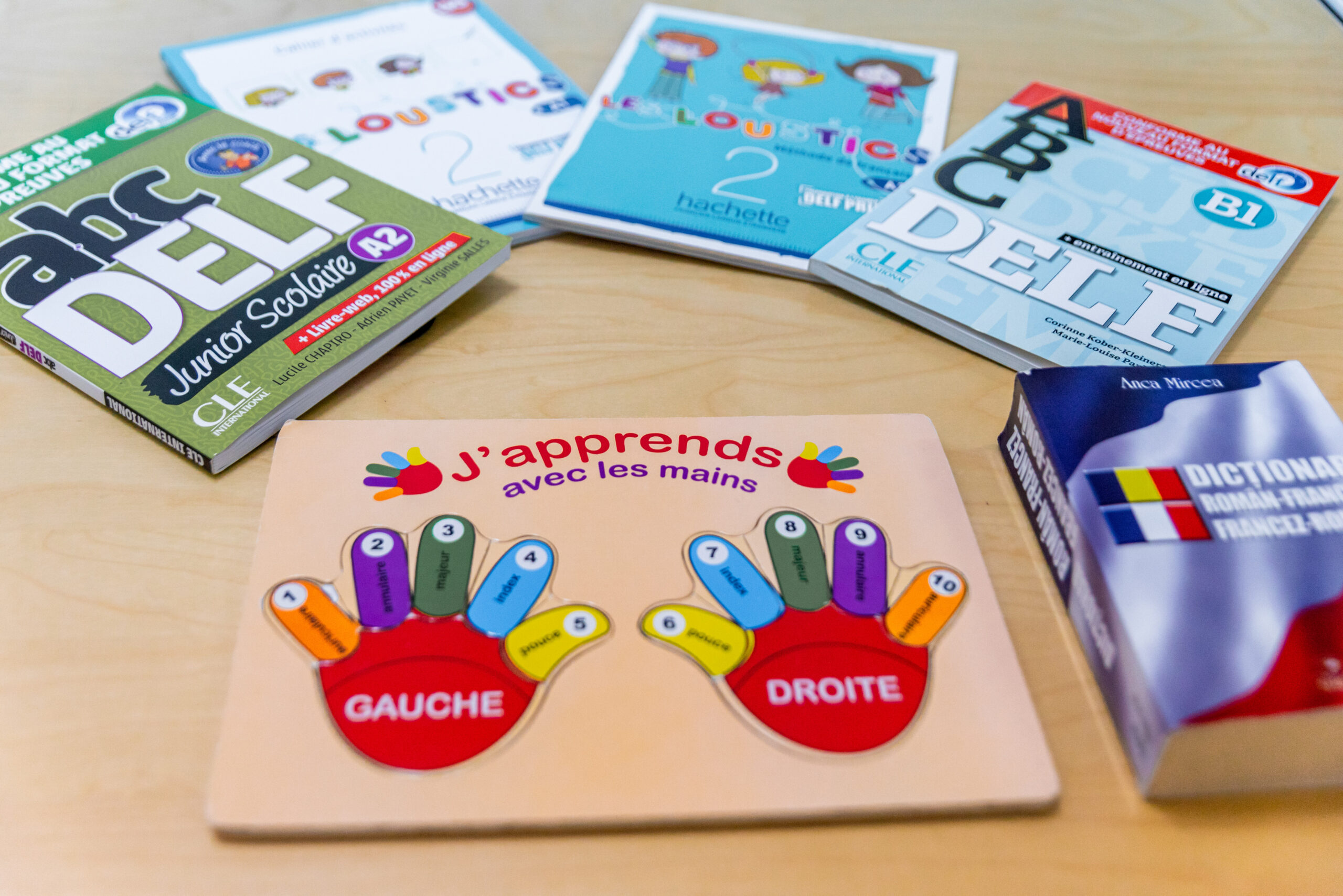 Copii la cursul de limba franceză, exersând vocabularul prin activități interactive
